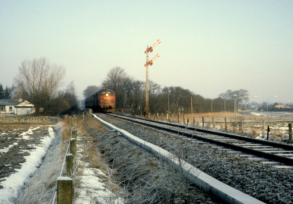 DSB Mx 1012 unweit von Havdrup auf der Strecke zwischen Roskilde und Køge. Aufnahmnedatum: 26. Februar 1983.