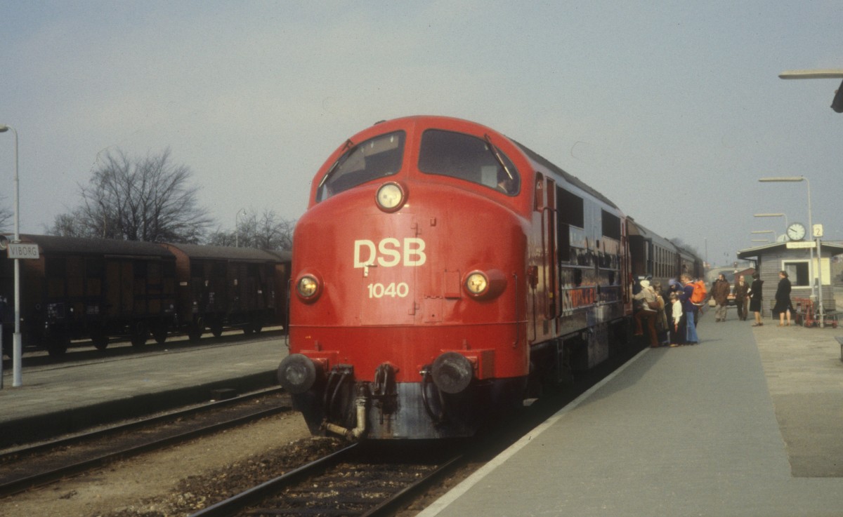 DSB Mx 1040 Bahnhof Viborg am 10. April 1979.