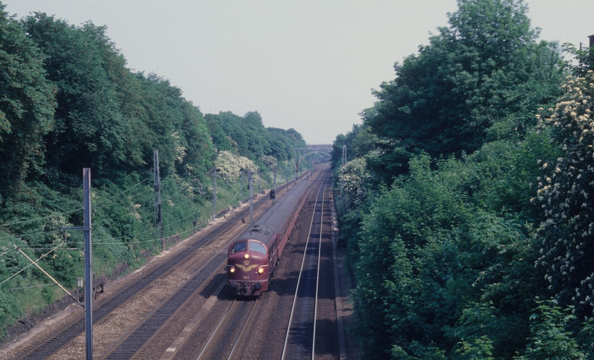 DSB My 1114 kurz vor Bahnhof Valby (Kbenhavn / Kopenhagen) im Mai 1978. - Der Zug fhrt in Richtung Roskilde.