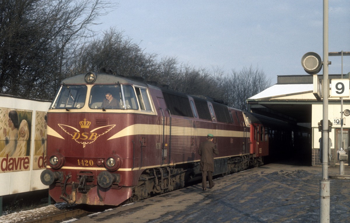 DSB Mz 1420 Bahnhof Fredericia am 25. November 1975.
