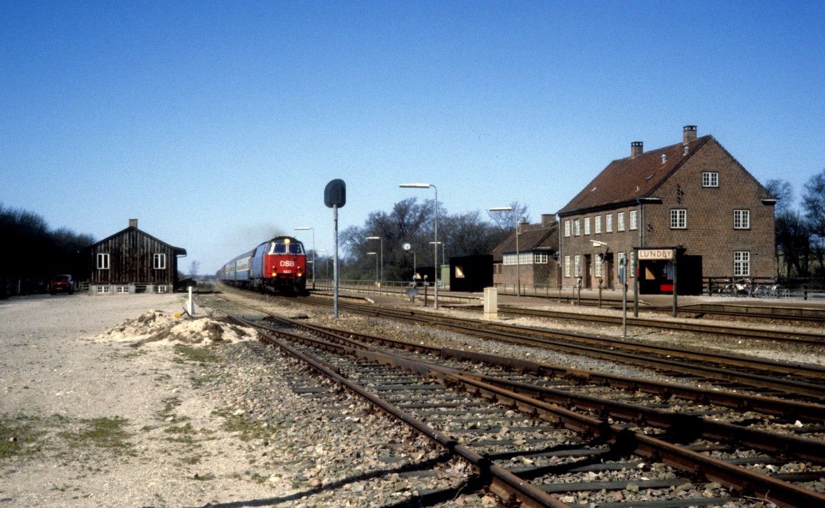DSB Mz 1437 (mit u.a. DB-Wagen nach Hamburg) fährt am 14. April 1981 durch den Bahnhof Lundby (zwischen Næstved und Vordingborg). 