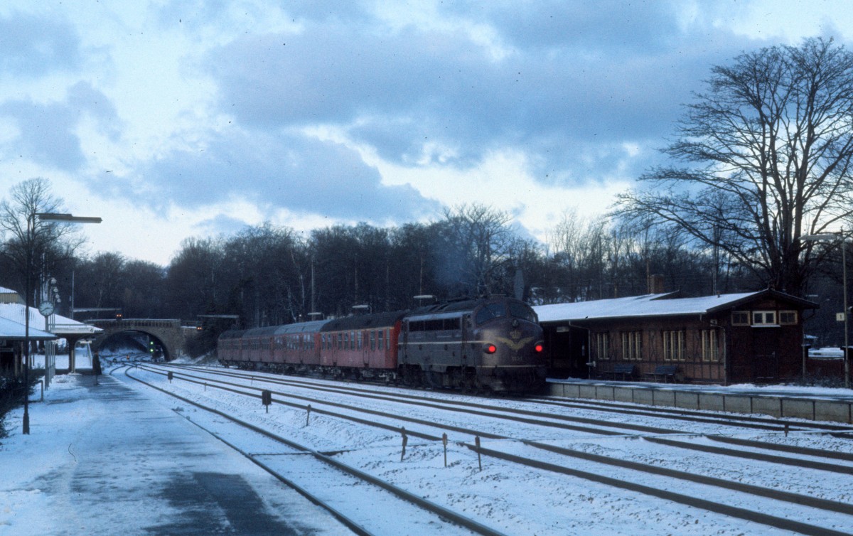 DSB Personenzug (My + Nahverkehrswagen) Bahnhof Klampenborg im Januar 1976.