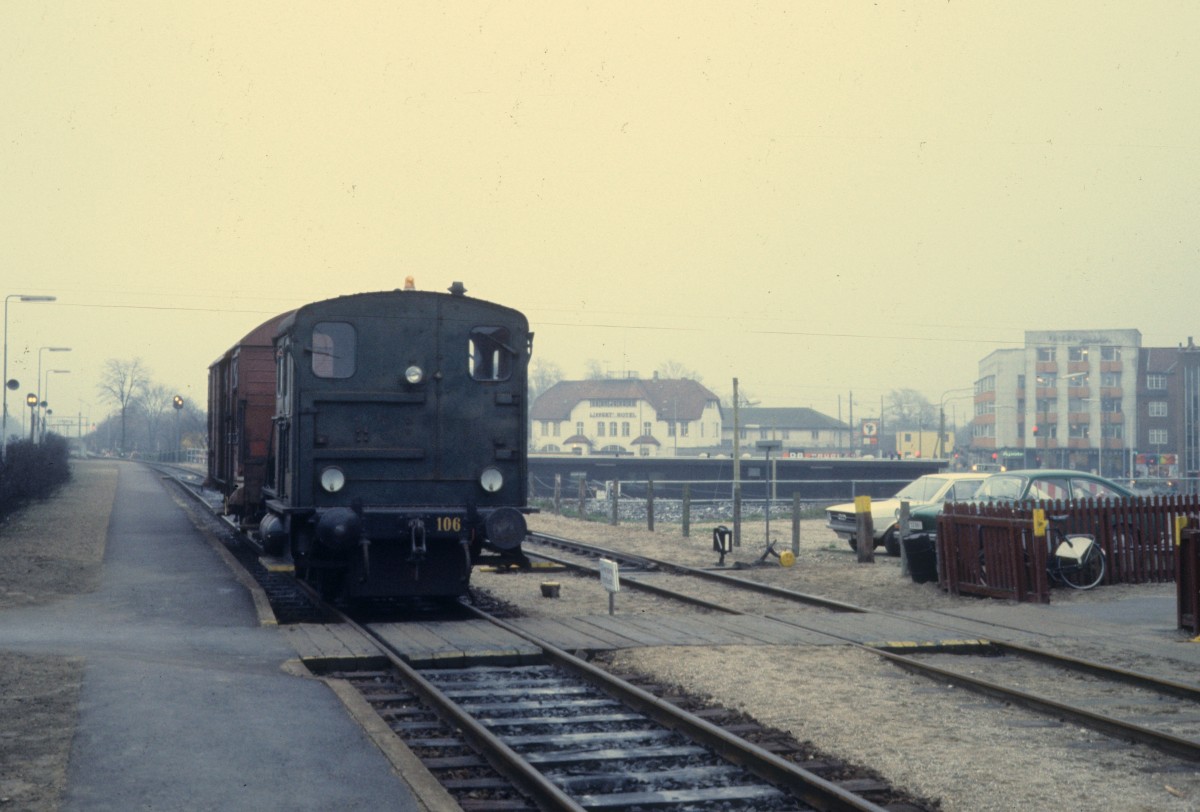 DSB Rangierlok 106 (Ardelt-Werke GmbH, Osnabrück - Werk Wilhelmshaven, Fabriknummer 203407, Bj 1952, MAN-Dieselmotor W5V - Ausmusterung 1988): Tåstrup Güterbahnhof am 22. Dezember 1977. 