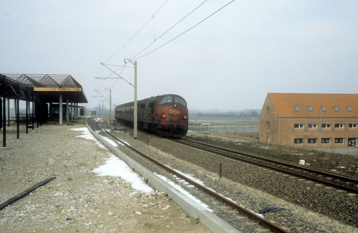 DSB Regionalzug (Mx 1012) Ølby am 26. Februar 1983. - Der Zug fuhr in Richtung Roskilde. Der S-Bf Ølby, der noch ein Bauplatz war, wurde im September 1983 geöffnet, als die S-Bahnverlängerung nach Køge in Betrieb genommen wurde.