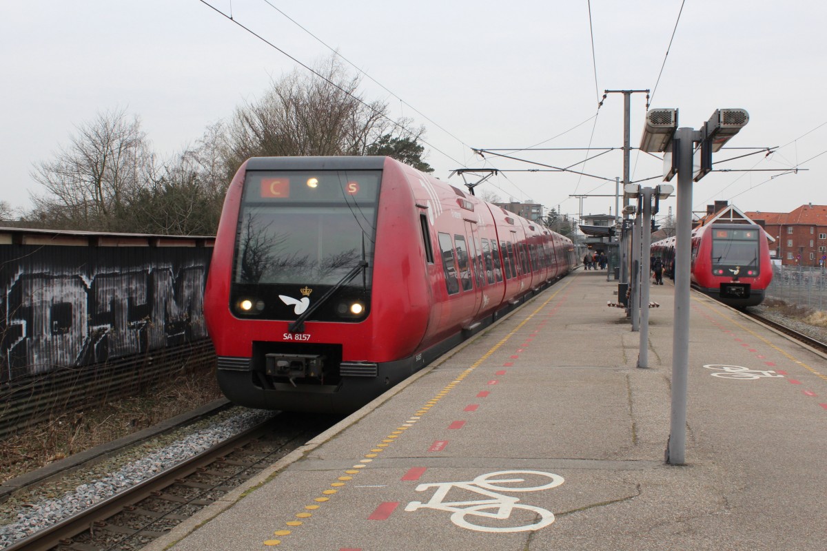 DSB S-Bahn Kopenhagen: Abfahrt der Linie C (SA 8157) in Richtung Klampenborg vom S-Bahnhof Herlev am 27. März 2015.