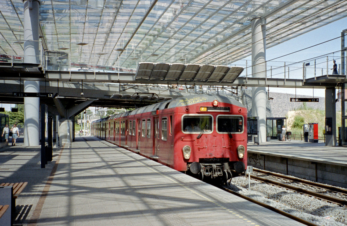 DSB S-Bahn Kopenhagen: Am 1. Juli 2006 kommt eine Garnitur der zweiten S-Bahnwagengeneration (Baujahre 1966 - 1978, bis 2006 ausgemustert) auf der Linie F+ im S-Bahnhof Flintholm an. - Scan eines Farbnegativs. Film: Agfa XRG 200-N. Kamera: Leica C2.