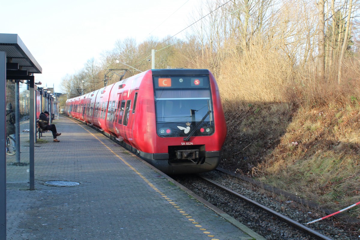 DSB S-Bahn Kopenhagen am 2. Januar 2015: Linie C (SA 8124) verlässt den Bahnhof Husum in Richtung Frederikssund.