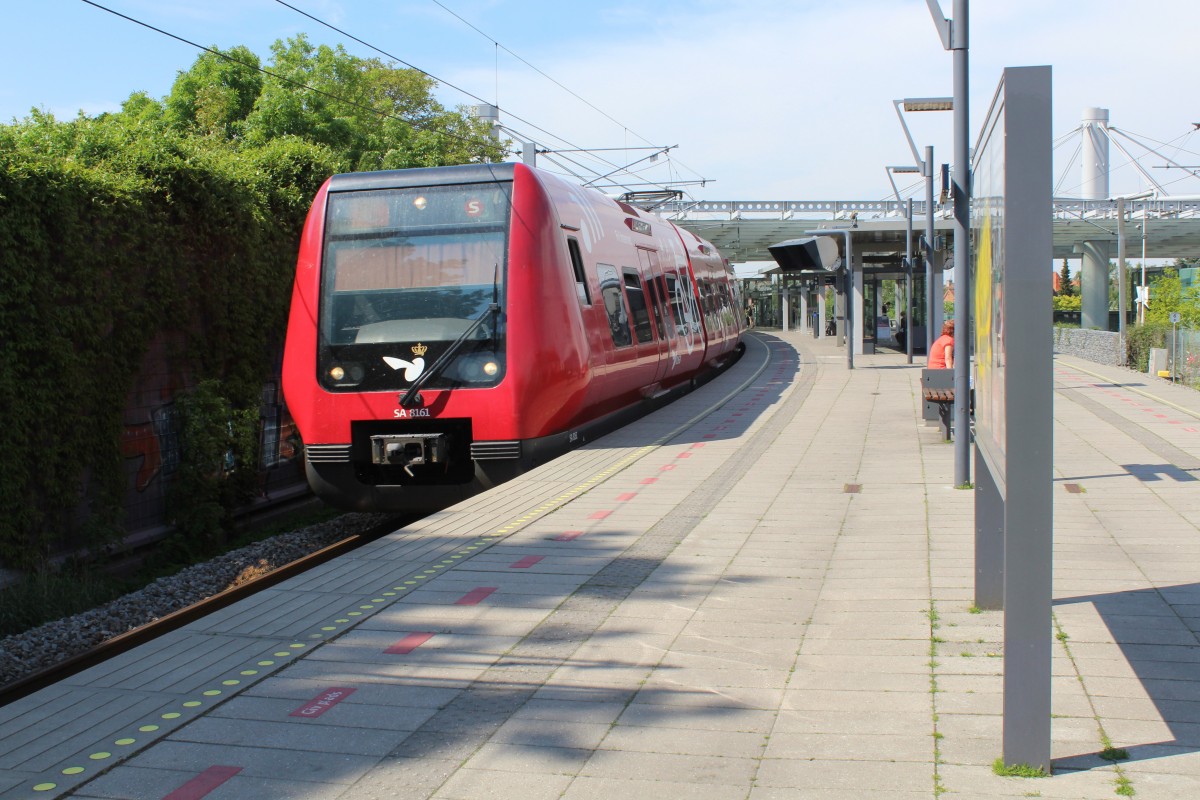 DSB S-Bahn Kopenhagen am 21. Mai 2014: Linie C (LHB/Siemens-SA 8161) S-Bf Flintholm (am oberen Bahnsteig). - Der Zug fährt in Richtung Klampenborg über Valby, København H, Østerport und Hellerup.