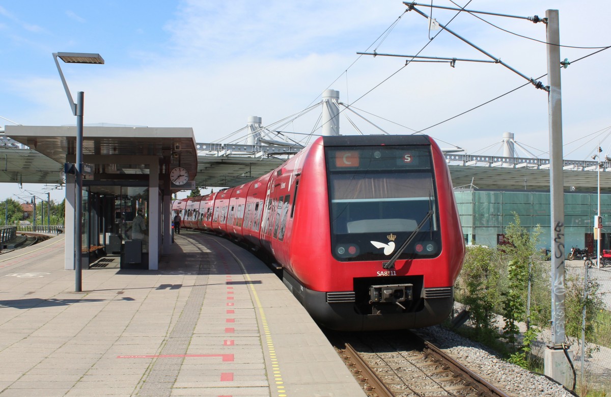 DSB S-Bahn Kopenhagen am 21. Mai 2014: Linie C (LHB/Siemens-SA 8111) S-Bf Flintholm (am oberen Bahnsteig). - Der Zug fährt in Richtung Ballerup.