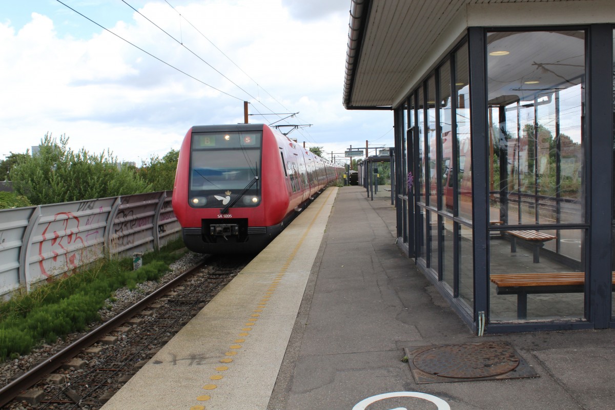 DSB S-Bahn Kopenhagen am 21. Juni 2014: Eine Garnitur der Linie B (LHB/Siemens-SA 9205) erreicht auf der Fahrt nach Høje Taastrup den S-Bf Hvidovre.