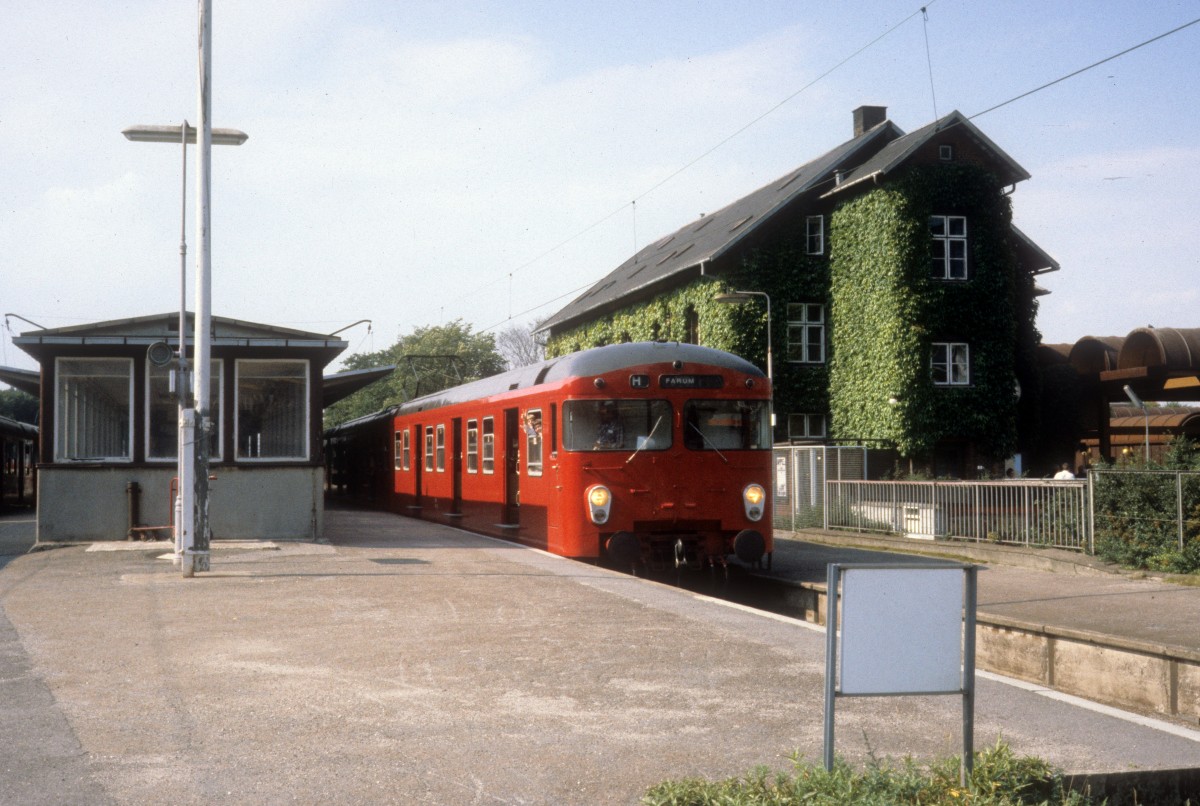 DSB S-Bahn Kopenhagen am 24. August 1979: Ein Zug der Linie H hlt im Bahnhof Ballerup. 