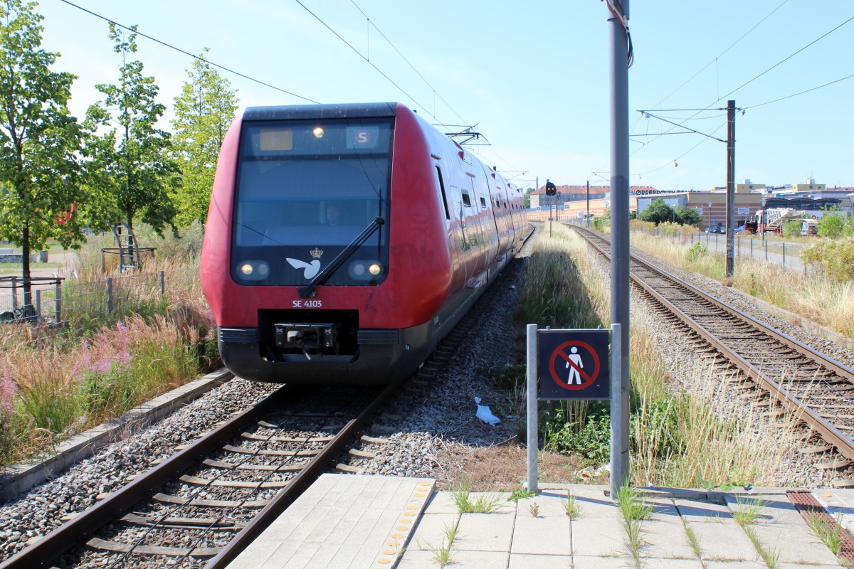 DSB S-Bahn Kopenhagen am 24. Juli 2014: Linie F (LHB/Siemens-SE 4103) erreicht den S-Bahnhaltepunkt Bispebjerg. - Der Zug fährt in Richtung Hellerup.