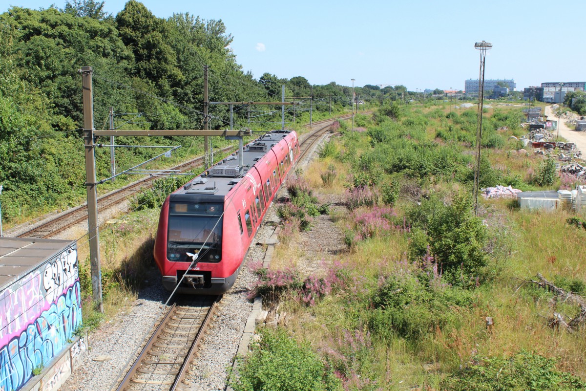DSB S-Bahn Kopenhagen am 24. Juli 2014: Linie F (SH 4728) hat eben den Haltepunkt Bispebjerg verlassen, um nach Hellerup weiterzufahren. 