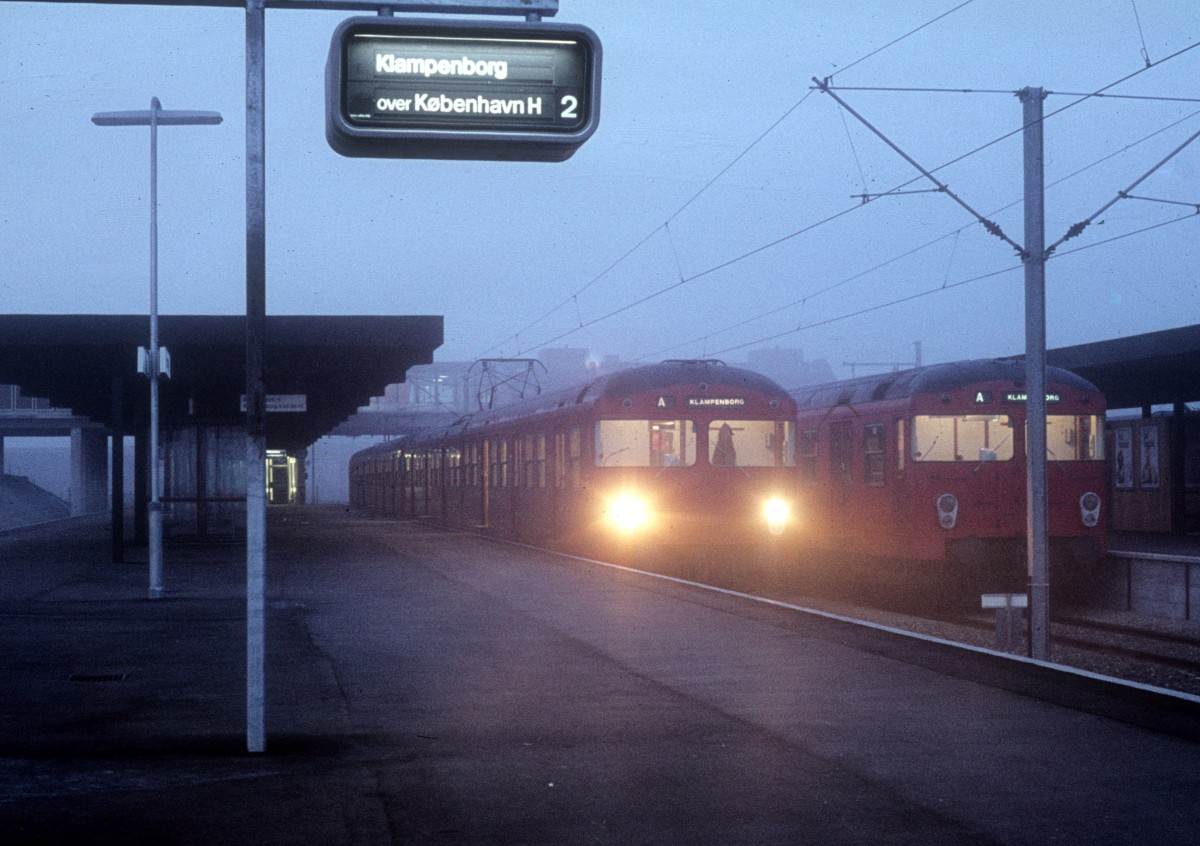 DSB S-Bahn Kopenhagen: Am 25. September 1976 wurde die Verlängerung der S-Bahn von Vallensbæk nach Hundige eingeweiht, und vom 26. September fuhren dann die Züge der Linie A im regelmässigen Betrieb zwischen Klampenborg und Hundige. - Am Morgen des 26. September 1976 hält der erste Zug nach Klampenborg in Hundige.
