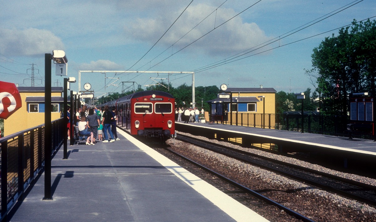 DSB S-Bahn Kopenhagen: Am 27. Mai 1989 wurde der S-Bahnhaltepunkt Malmparken zwischen Skovlunde und Ballerup eröffnet. Diese Eröffnung geschah in Verbindung mit der Einweihung der Verlängerung der S-Bahn von Ballerup nach Frederikssund. - Auf dem Bild erreicht ein Zug nach Klampenborg (Linie C) den neuen Haltepunkt am Eröffnungstag.
