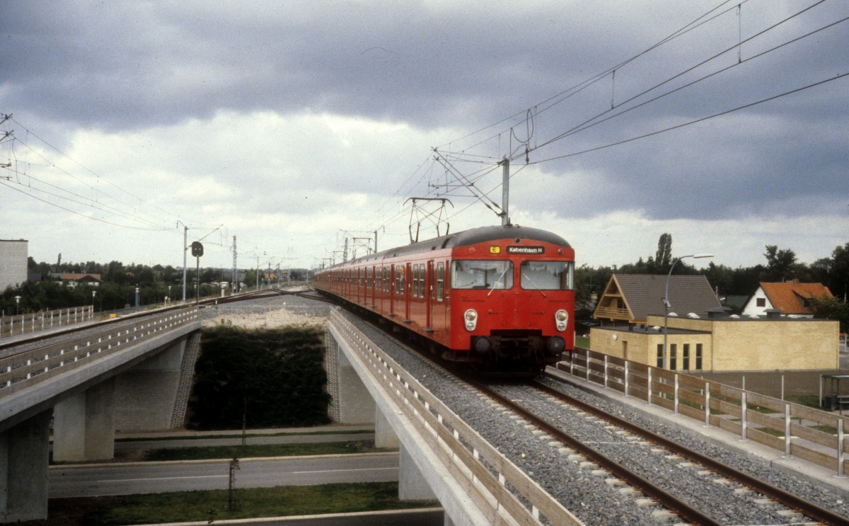 DSB S-Bahn Kopenhagen am 29. September 1979: Linie E verlässt den S-Bf Solrød Strand, um nach København H / Kopenhagen Hbf zu fahren.