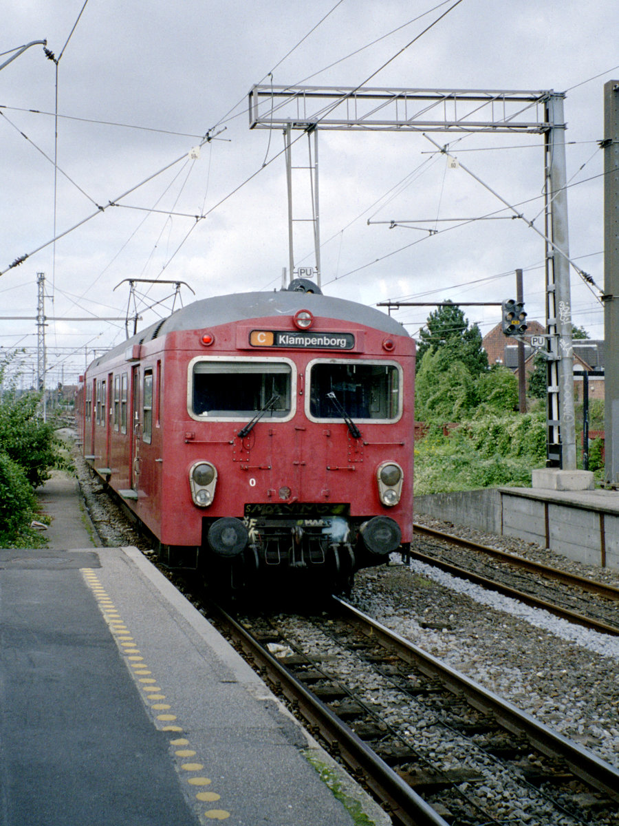 DSB S-Bahn Kopenhagen: Am 9. September 2006 verlässt ein Zug der Linie C bestehend aus S-Bahnfahrzeugen der zweiten Generation (Bj 1966 - 1978) den Bahnhof Hellerup in Richtung Klampenborg. - Scan eines Farbnegativs. Film: Kodak FB 200-6. Kamera: Leica C2.