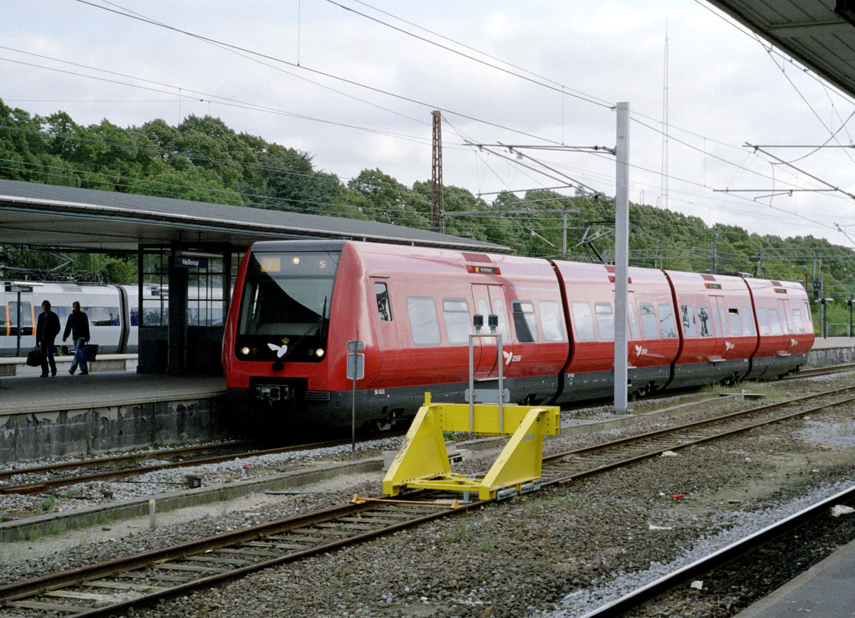 DSB S-Bahn Kopenhagen am 9. September 2006: Ein Zug der Linie F ist gerade im Bahnhof Hellerup angekommen. Der Zug besteht aus vier Wagen (SE+SF+SG+SH) der vierten S-Bahnfahrzeuggeneration, die 2004 - 2005 von Alstom / LHB hergestellt wurde. - Scan eines Farbnegativs. Film: Kodak FB 200-6. Kamera: Leica C2.