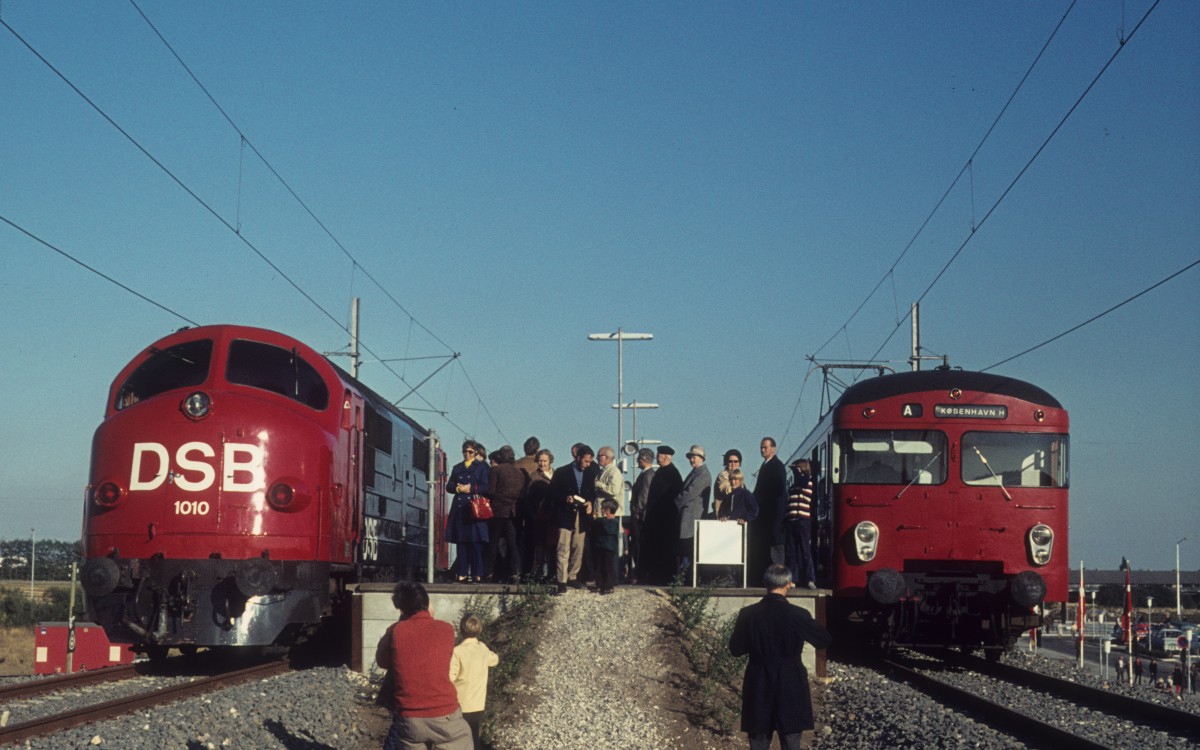 DSB S-Bahn Kopenhagen: Am Tag der Einweihung der neuen S-Bahnstrecke nach Vallensbæk gab es kostenlose Sonderzüge zwischen København H und Vallensbæk. - Foto: Am Bahnsteig des S-Bahnhofs Vallensbæk halten am 30. September 1972 einer der Sonderzüge (rechts) und die Diesellok Mx 1010. - Am folgenden Tag, dem 1. Oktober 1972, begann der normale Verkehr (S-Bahnlinie A) nach Vallensbæk.