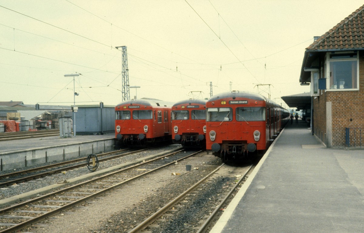 DSB S-Bahn Kopenhagen: Bahnhof Hillerød am 5. Juni 1981. - Zwei Garnituren (Linie E) halten am Bahnsteig, während eine Garnitur (Linie Cx) auf dem Mittelgleis abgestellt ist. - Zu der Zeit fuhren die Züge der Linie E zwischen Hillerød (Nordseeland) und Solrød Strand. Die Linie Cx gab es in der HVZ; diese Linie fuhr zwischen Hillerød und Ballerup. 