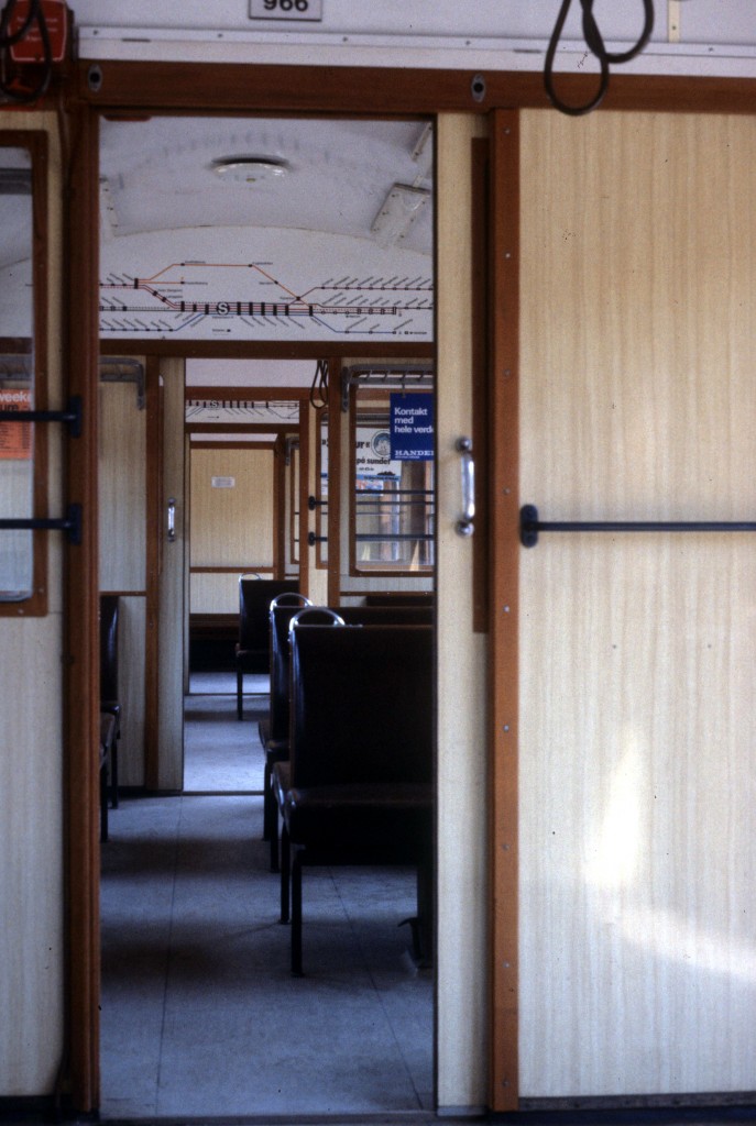 DSB S-Bahn Kopenhagen: Ein Teil der Innenausstatung des Steuerwagens FS 966 (Scandia 1952). - Die Aufnahme des Bildes fand im Mai 1978 in einem Zug auf der S-Bahnlinie F im Bahnhof Klampenborg statt. - Die letzten Züge dieses Typs wurden später im Jahre 1978 ausgemustert.