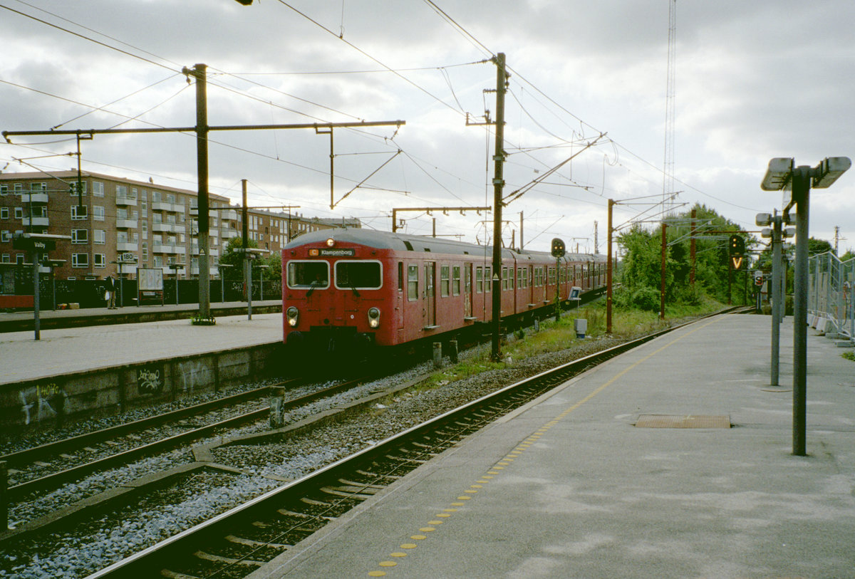 DSB S-Bahn Kopenhagen: Ein Zug der Linie C erreicht am 9. September 2006 den Bahnhof Valby. - Scan eines Farbnegativs. Film: Kodak FB 200-6. Kamera: Leica C2.