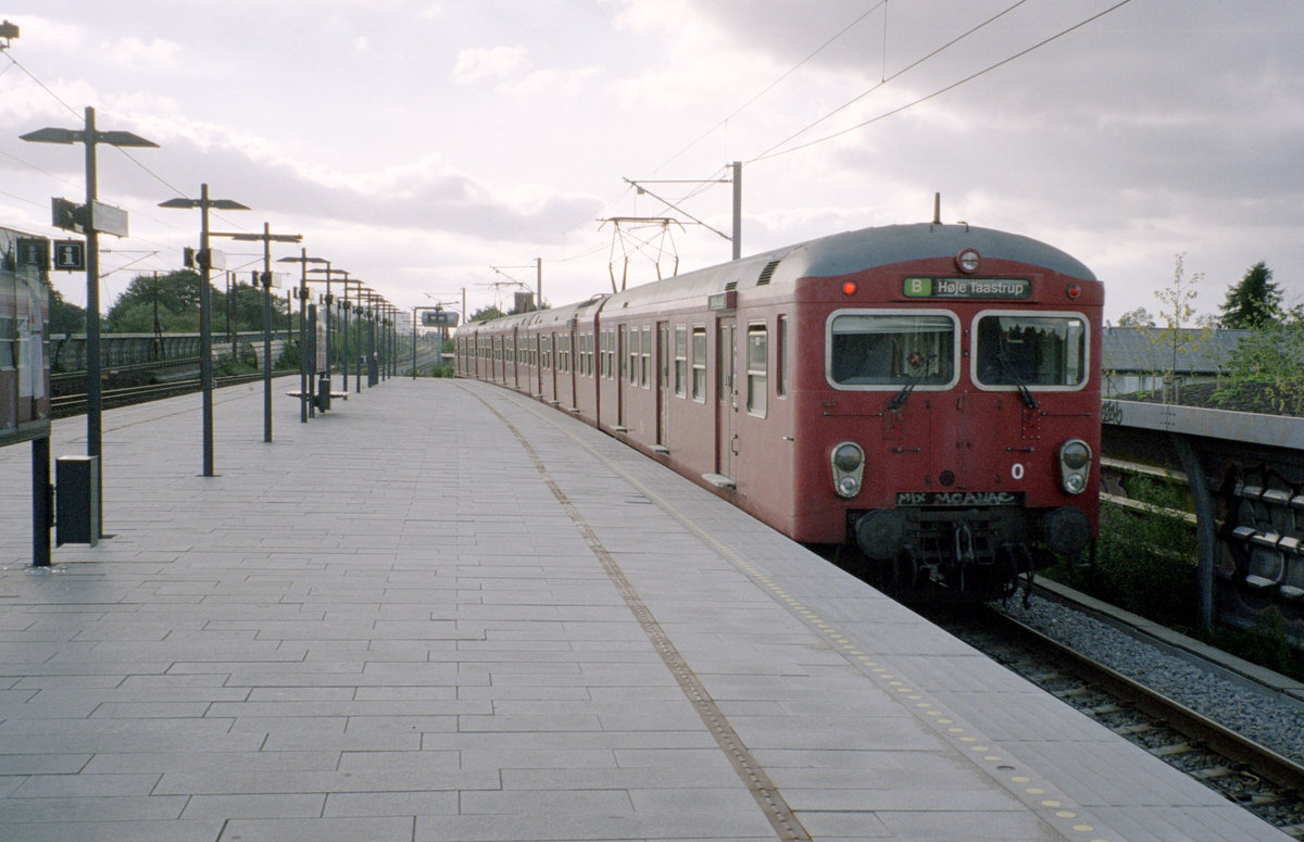 DSB S-Bahn Kopenhagen: Ein Zug der Linie B verlässt eben den S-Bahnhaltepunkt Danshøj in Richtung Høje Taastrup. Datum: 9. September 2006. - Scan eines Farbnegativs. Film: Kodak FB 200-6. Kamera: Leica C2.