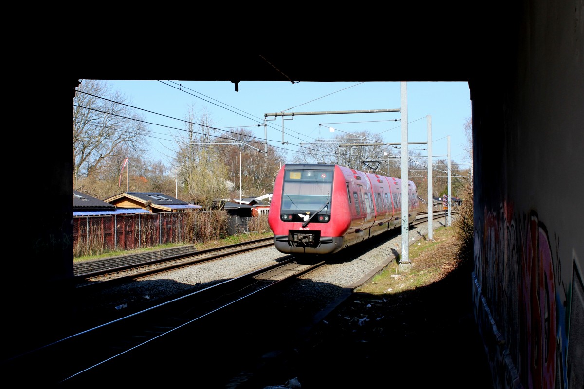 DSB S-Bahn Kopenhagen: Eine Garnitur der Linie F (LHB/Siemens-SH 4727) hat eben den S-Bf K.B. Hallen verlassen, um weiter nach Hellerup über Flintholm und Nørrebro zu fahren. Aufnahmestelle und -datum: S-Bf K.B. Hallen (am Ende des Bahnsteigs) am 3. April 2014.