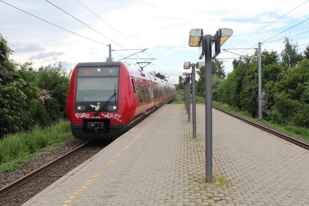 DSB S-Bahn Kopenhagen: Eine Garnitur der Linie C (LHB/Siemens-SA 9196) erreicht am 24. Mai 2014 den S-Bf Islev. - Der Zug fährt in Richtung Frederikssund.