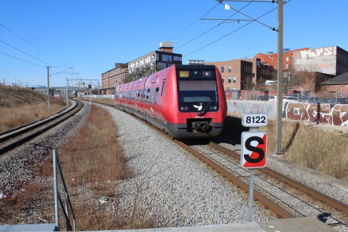 DSB S-Bahn Kopenhagen: Eine Garnitur auf der Linie F (SE 4106 + SF 4306 + SG 4506 + SH 4706) verlässt am 12. März den S-Bahnhof Ny Ellebjerg in Richtung Hellerup über Flintholm und Nørrebro.