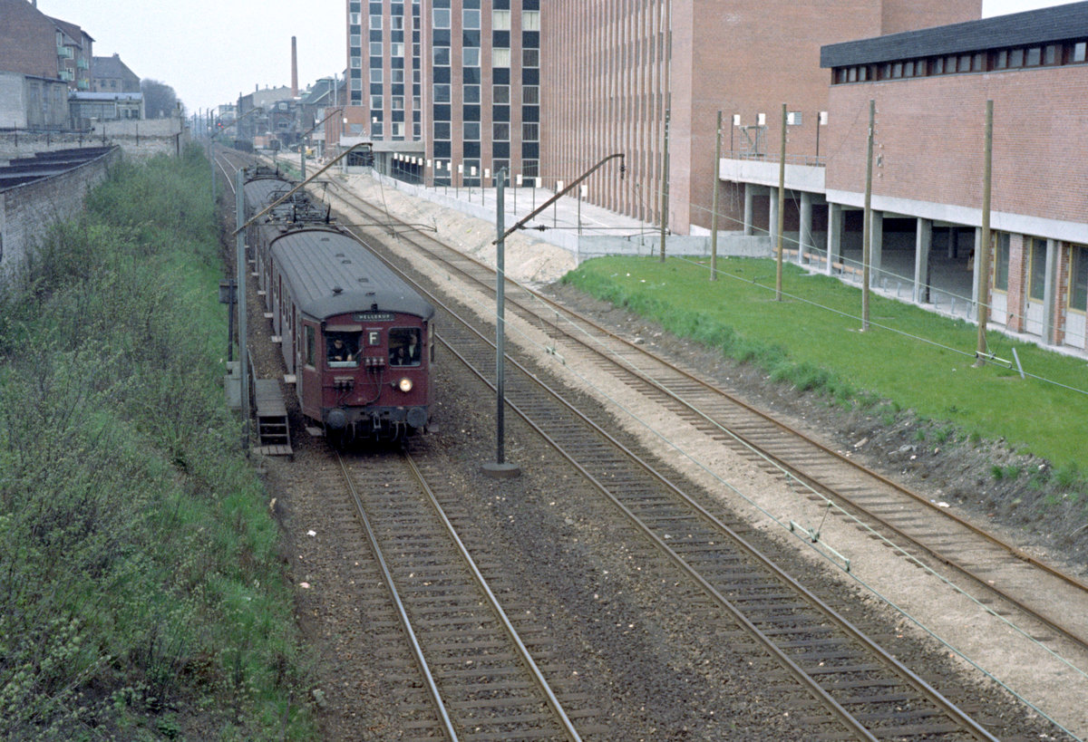 DSB S-Bahn Kopenhagen: Früher fuhr die Linie F auf der Bahnstrecke Vanløse - Frederiksberg, die 1879 eröffnet wurde. 1934 begannen S-Bahnzüge die Strecke zu bedienen. Auf dem Bild befindet sich am 30. April 1972 eine Garnitur bestehend aus einem Steuerwagen des Typs FS, einem Triebwagen des Typs MM, einem zweiten FS und noch einem MM in der Nähe von Nordre Fasanvej. Zu der Zeit fuhren noch Güterzüge bis zum Gbf Frederiksberg. - Heute fahren hier die Züge der Kopenhagener Minimetro. - Scan eines Farbnegativs. Film: Kodak Kodacolor X. Kamera: Kodak Retina Automatic II.