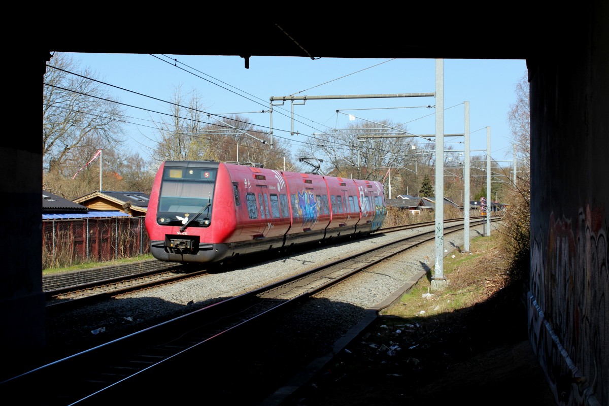 DSB S-Bahn Kopenhagen: Kommend von Hellerup nähert sich eine Garnitur der Linie F (LHB/Siemens-SH 4721) dem S-Bf K.B. Hallen. Aufnahmestelle und -datum: S-Bf K.B. Hallen am 3. April 2014.