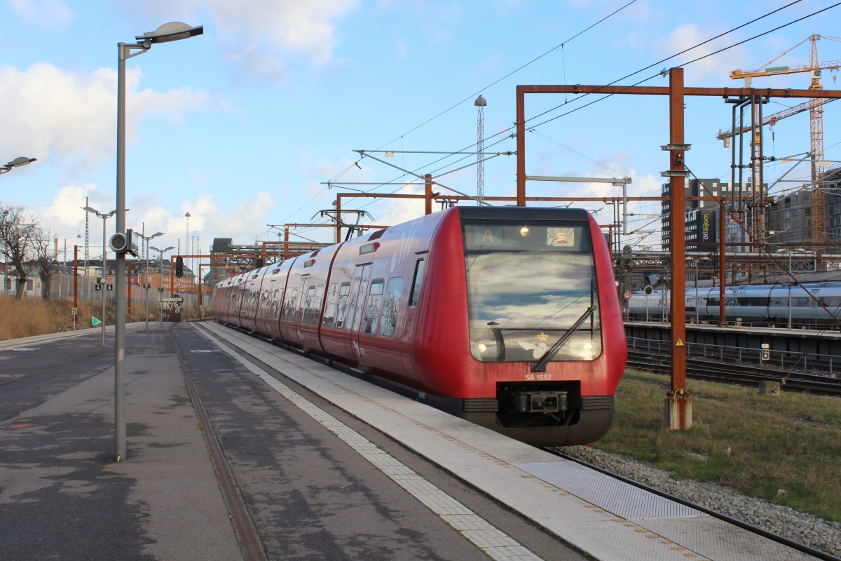 DSB S-Bahn Kopenhagen: Linie A (SA 9182) erreicht am 4. Januar 2015 den S-Bahnhof Dybbølsbro. - Der Zug fährt nach Køge.