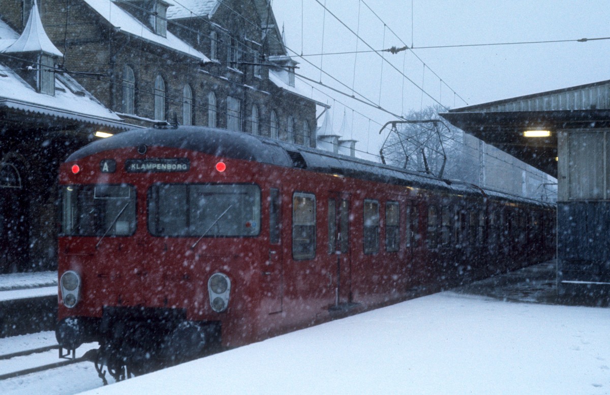 DSB S-Bahn Kopenhagen: Linie A Bahnhof Charlottenlund im Januar 1976. 