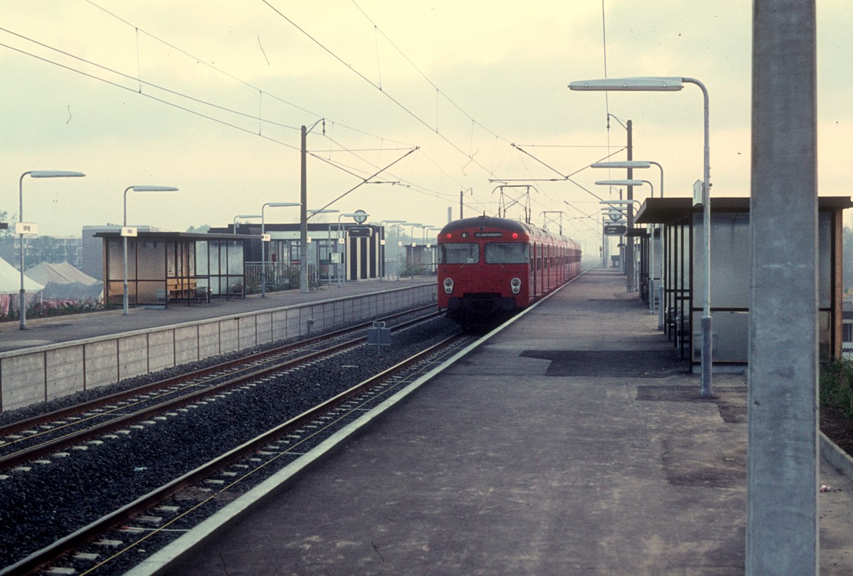 DSB S-Bahn Kopenhagen: Linie A (in Richtung Klampenborg) S-Bahnhof Ishøj am 26. September 1976.