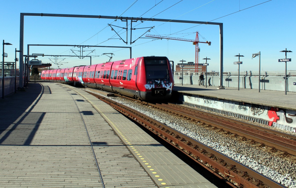 DSB S-Bahn Kopenhagen Linie A (SA 8162) S-Bahnhof Ny Ellebjerg (zweite Ebene) am 12. März 2015. - Der Zug fährt in Richtung Hundige.