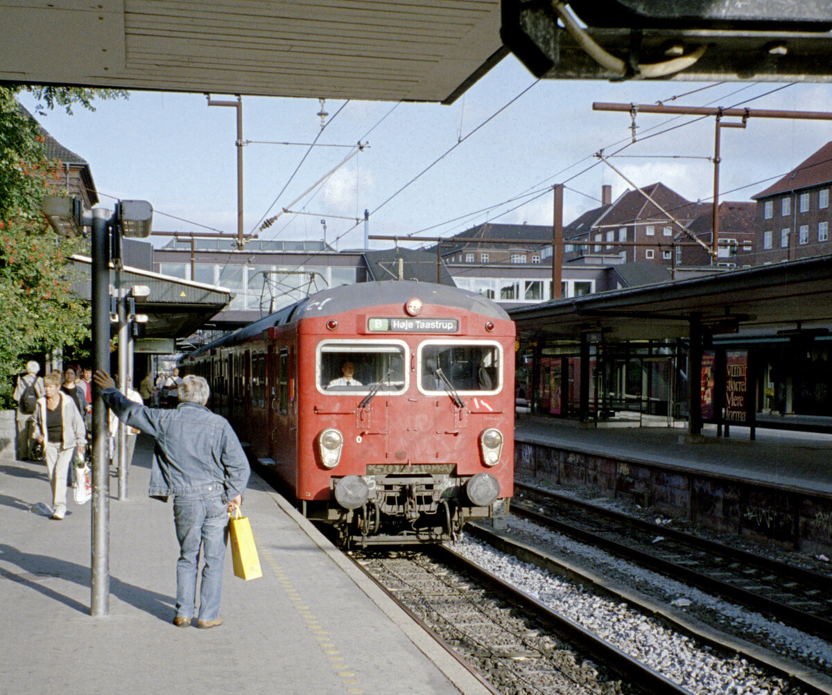 DSB S-Bahn Kopenhagen: Linie B im Bahnhof Valby. Datum: 9. September 2006. - Scan eines Farbnegativs. Film: Kodak FB 200-6. Kamera: Leica C2.