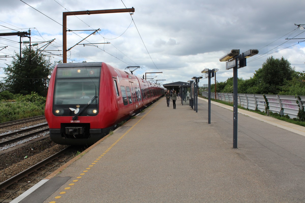 DSB S-Bahn Kopenhagen: Linie B (LHB/Siemens-SA 8180) S-Bf Hvidovre am 21. Juni 2014. - Der Zug fährt nach Hillerød über Valby, København H, Østerport, Hellerup, Lyngby und Holte.