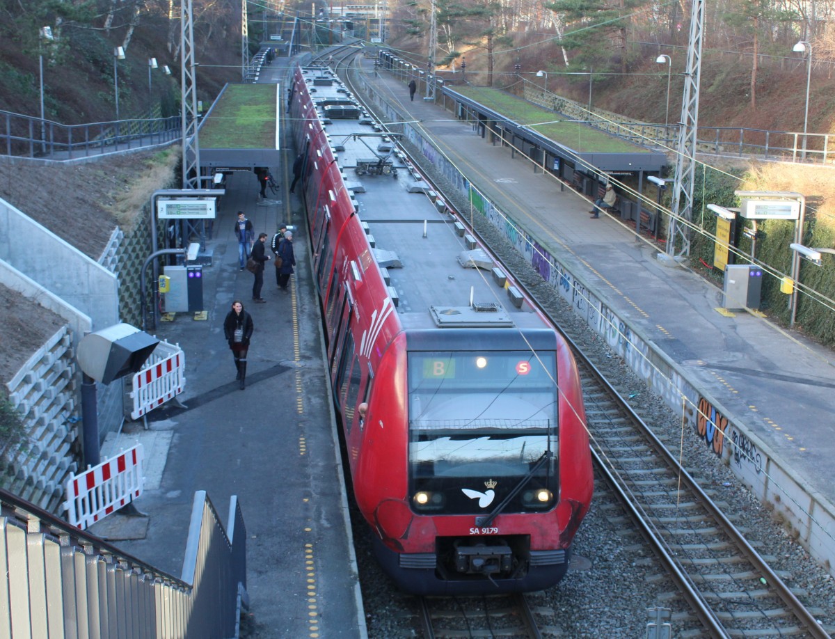DSB S-Bahn Kopenhagen: Linie B (SA 9179) S-Bahnhof Emdrup am 4. Januar 2015. - Der Zug fährt in Richtung Høje Taastrup.