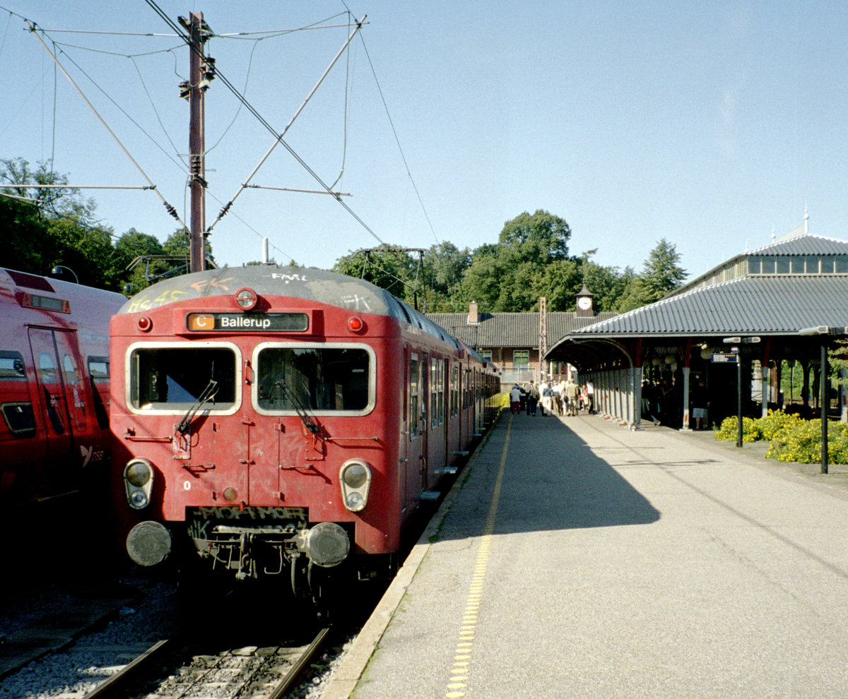 DSB S-Bahn Kopenhagen Linie C: Eine Garnitur der zweiten S-Bahnfahrzeuggeneration hält am 10. September 2006 im Endbahnhof Klampenborg. - Scan eines Farbnegativs. Film: Kodak FB 200-6. Kamera: Leica C2.
