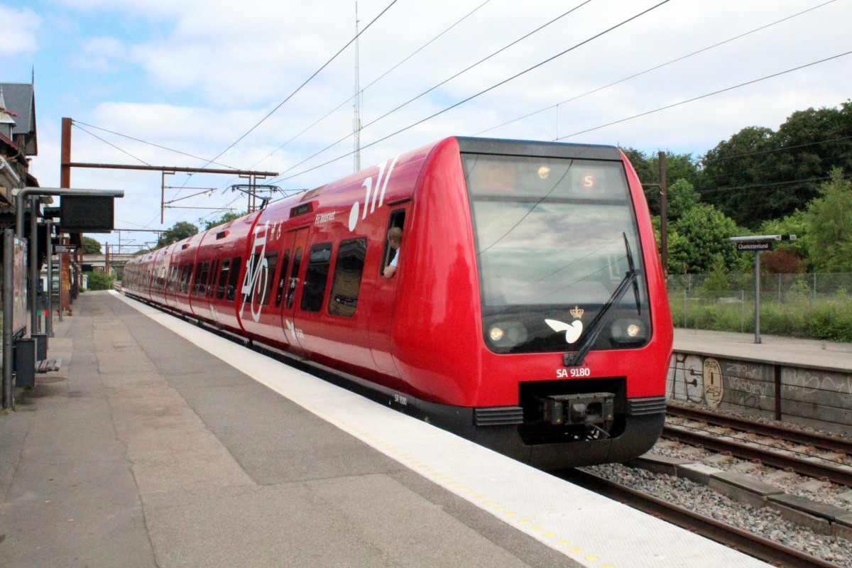 DSB S-Bahn Kopenhagen Linie C (SA 9180) Charlottenlund am 8. Juni 2013.