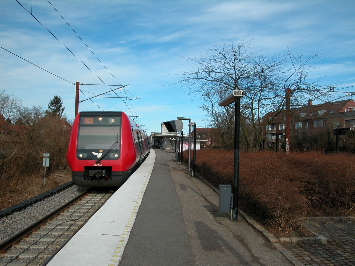 DSB S-Bahn Kopenhagen: Linie C (SA 9159) S-Bf Ordrup am 3. März 2012. - Der Zug fährt in Richtung Ballerup über Hellerup, København H, Valby und Vanløse.