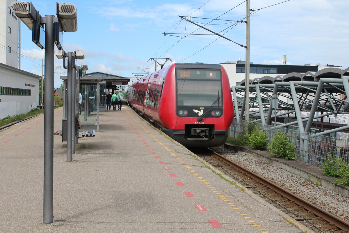 DSB S-Bahn Kopenhagen: Linie C (LHB/Siemens-SA 8152) S-Bf Vanløse am 24. Mai 2014. - Der Zug fährt in Richtung Frederikssund über Ballerup. - Am unteren Bahnsteig rechts enden die Züge der Kopenhagener Minimetro.