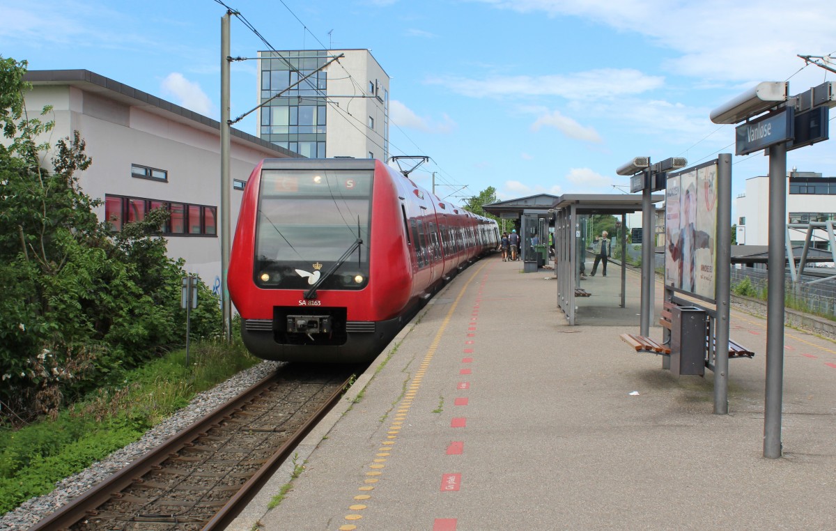 DSB S-Bahn Kopenhagen: Linie C (LHB/Siemens-SA 8163) S-Bf Vanløse am 24. Mai 2014. - Der Zug fährt nach Klampenborg über Flintholm, Valby, København H, Østerport und Hellerup.