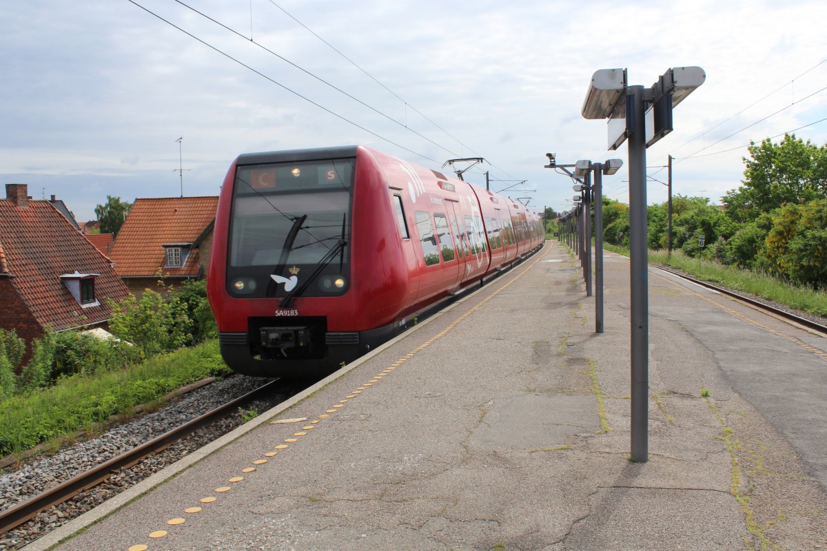 DSB S-Bahn Kopenhagen: Linie C (LHB/Siemens-SA 9183) erreicht am 24. Mai 2014 den S-Bf Jyllingevej. - Der Zug fährt in Richtung Frederikssund über Ballerup.
