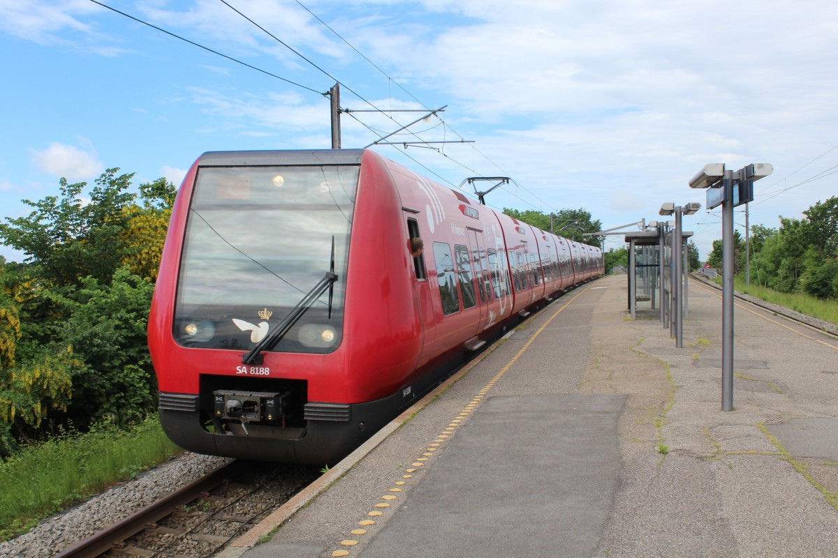 DSB S-Bahn Kopenhagen: Linie C (LHB/Siemens-SA 8188) S-Bf Jyllingevej am 24. Mai 2014. - Der Zug fährt nach Klampenborg.