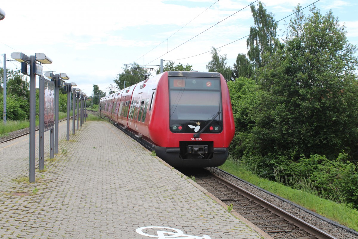 DSB S-Bahn Kopenhagen: Linie C (SA 9150) verlässt am 24. Mai 2014 den S-Bf Islev. - Der Endbahnhof dieses Zuges ist Klampenborg.  