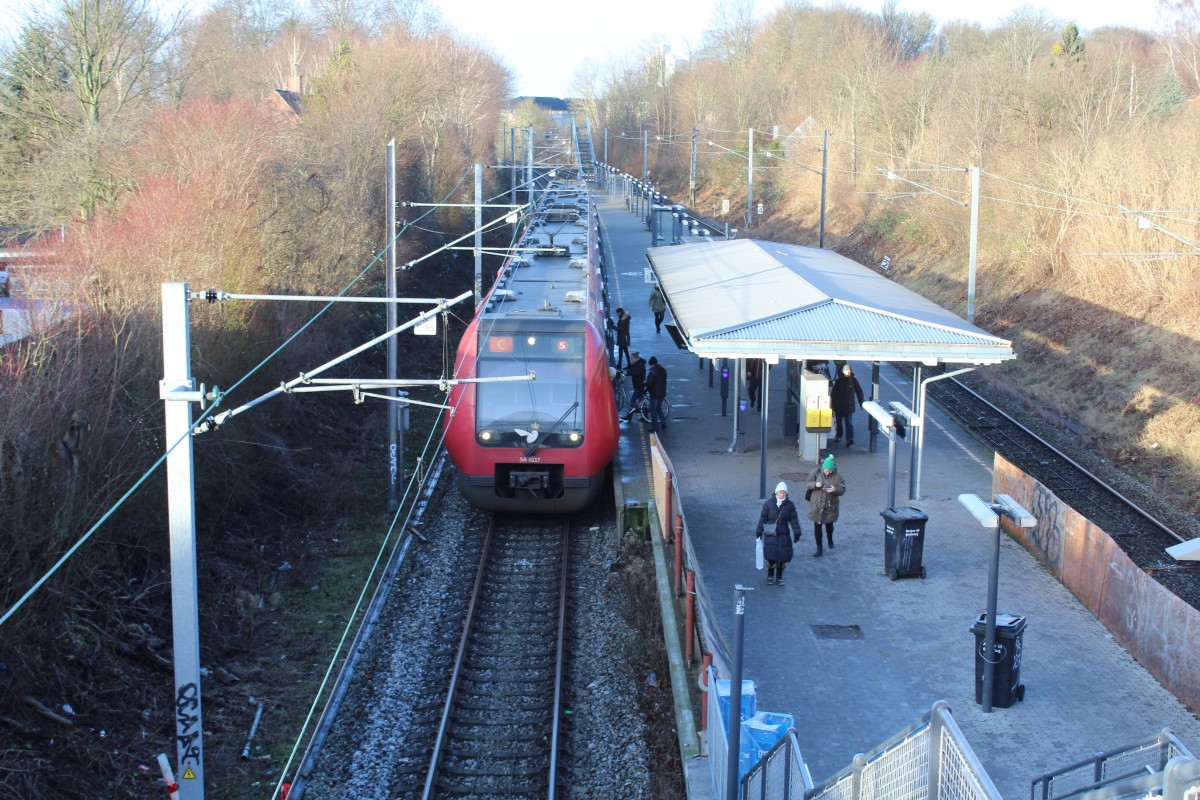 DSB S-Bahn Kopenhagen: Linie C (SA 8117) S-Bf Husum am 2. Januar 2015. Der Zug fährt in Richtung Klampenborg über Flintholm, Valby, København H / Kopenhagen Hbf und Hellerup.