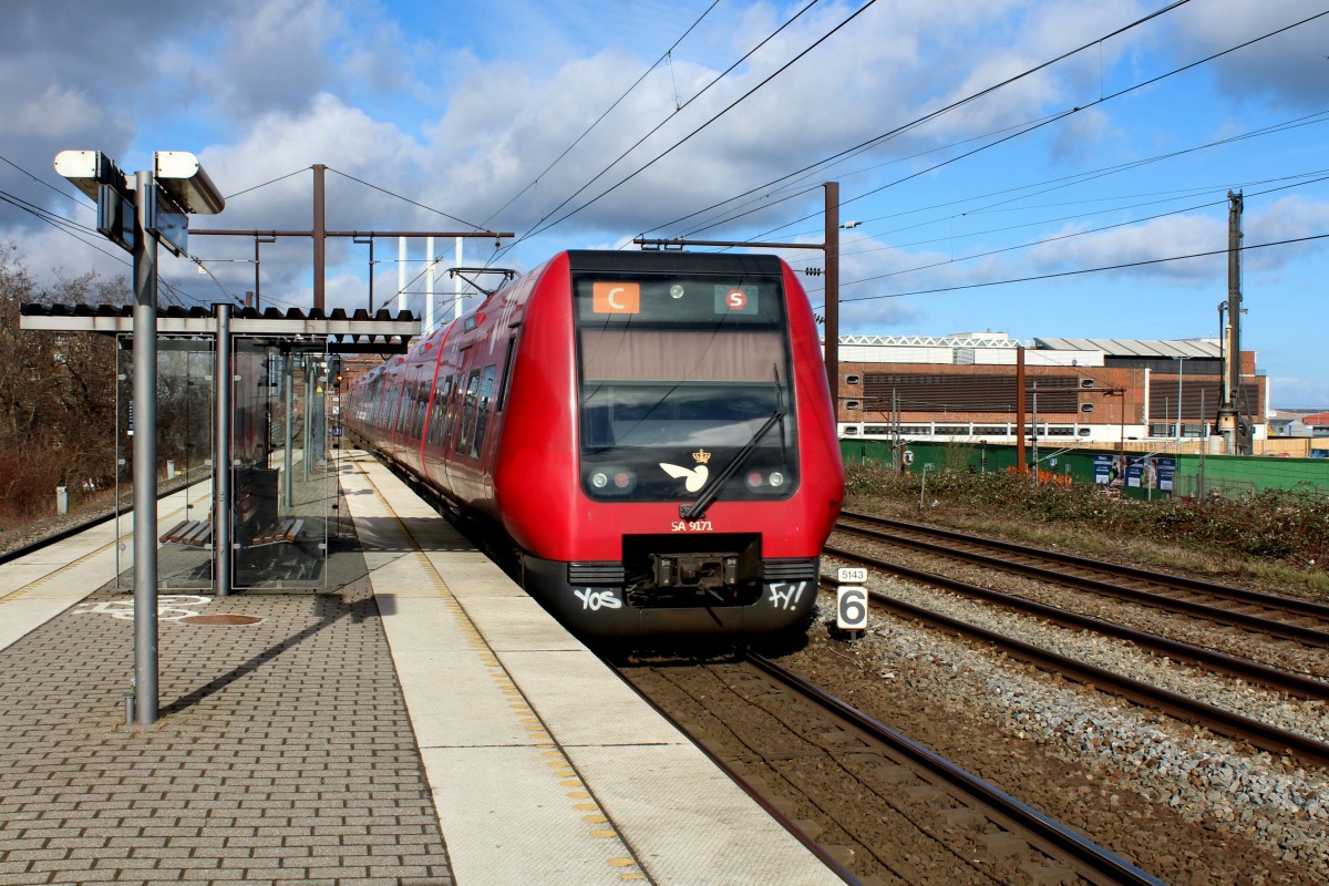 DSB S-Bahn Kopenhagen: Linie C verlässt am 5. März 2015 den S-Bahnhof Nordhavn. - Der Zug fährt in Richtung Klampenborg.