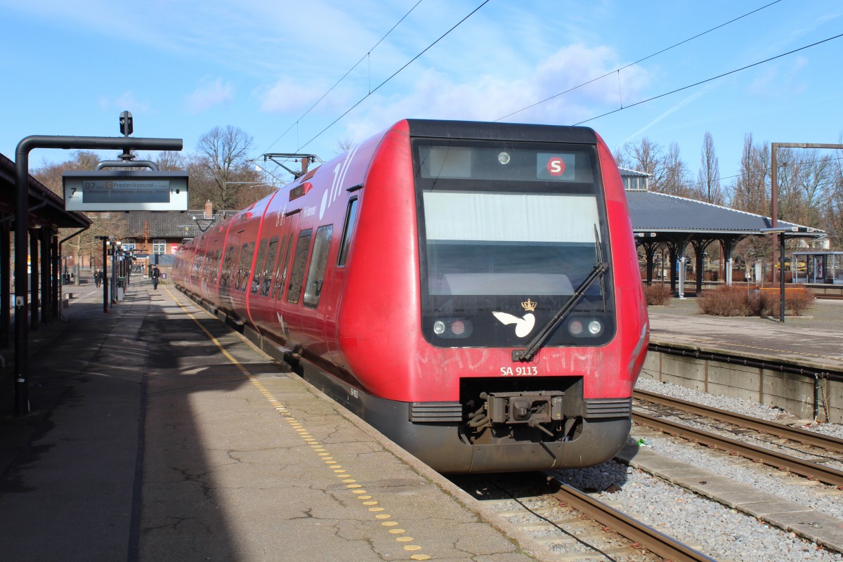 DSB S-Bahn Kopenhagen Linie C (SA 9113) Bahnhof Klampenborg am 5. März 2015.